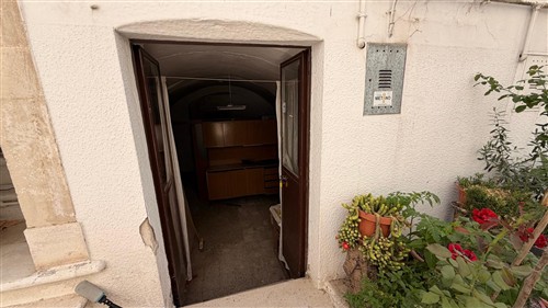 Casa Indipendente Di 2 Vani Oltre Locale Al Piano Terra.
